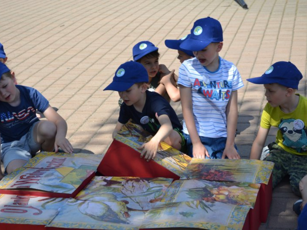 W finale bibliotecznej akcji plac Bartosza Głowackiego w Tarnobrzegu opanowały przedszkolaki [zdjęcia][wideo]
