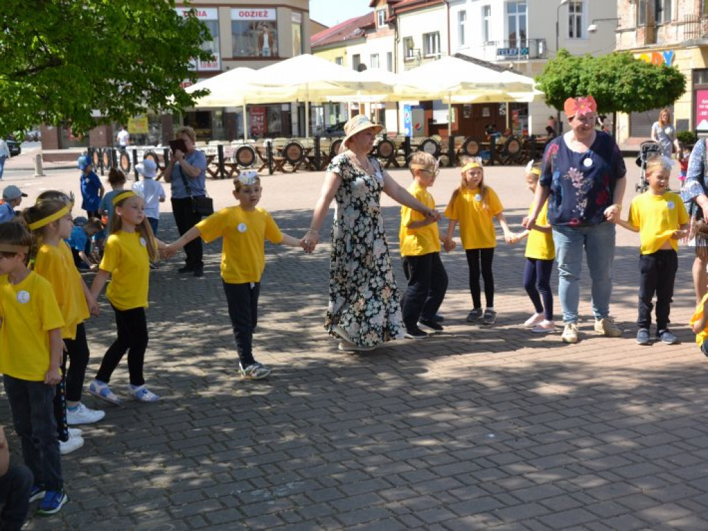 W finale bibliotecznej akcji plac Bartosza Głowackiego w Tarnobrzegu opanowały przedszkolaki [zdjęcia][wideo]