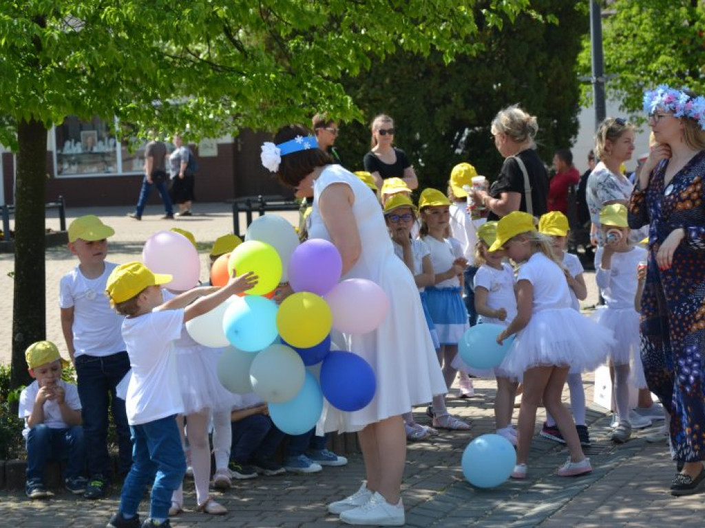 W finale bibliotecznej akcji plac Bartosza Głowackiego w Tarnobrzegu opanowały przedszkolaki [zdjęcia][wideo]