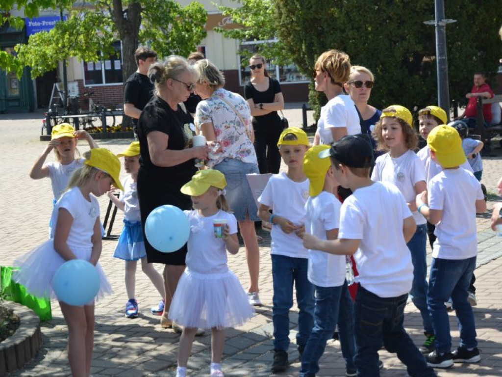 W finale bibliotecznej akcji plac Bartosza Głowackiego w Tarnobrzegu opanowały przedszkolaki [zdjęcia][wideo]