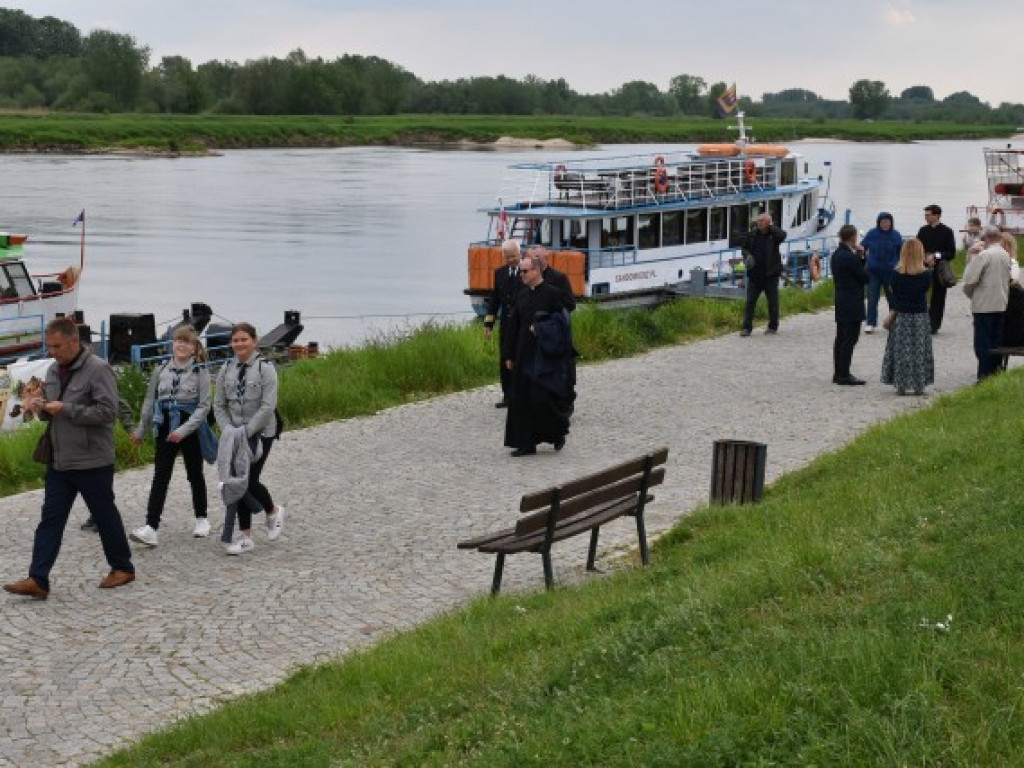 Majówka na statku w Sandomierzu. W rejsie uczestniczył biskup Krzysztof Nitkiewicz [zdjęcia]