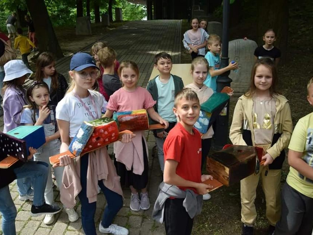 Kolorowe budki dla ptaków w sandomierskich 