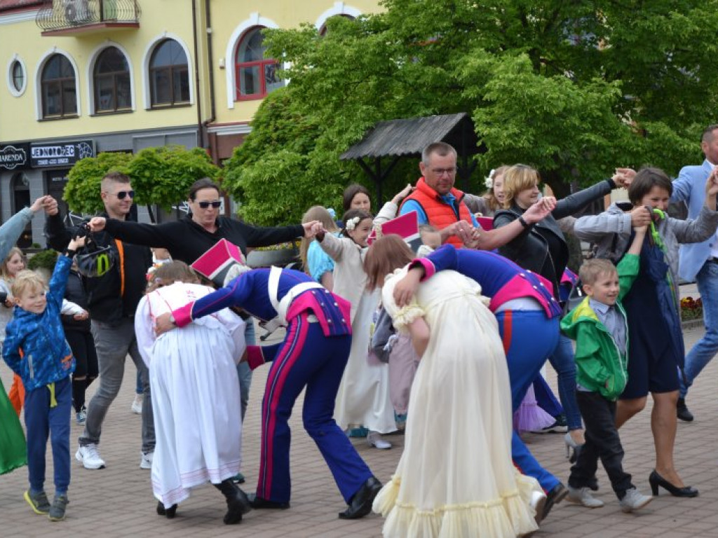 Radosny polonez na placu Bartosza Głowackiego [zdjęcia]