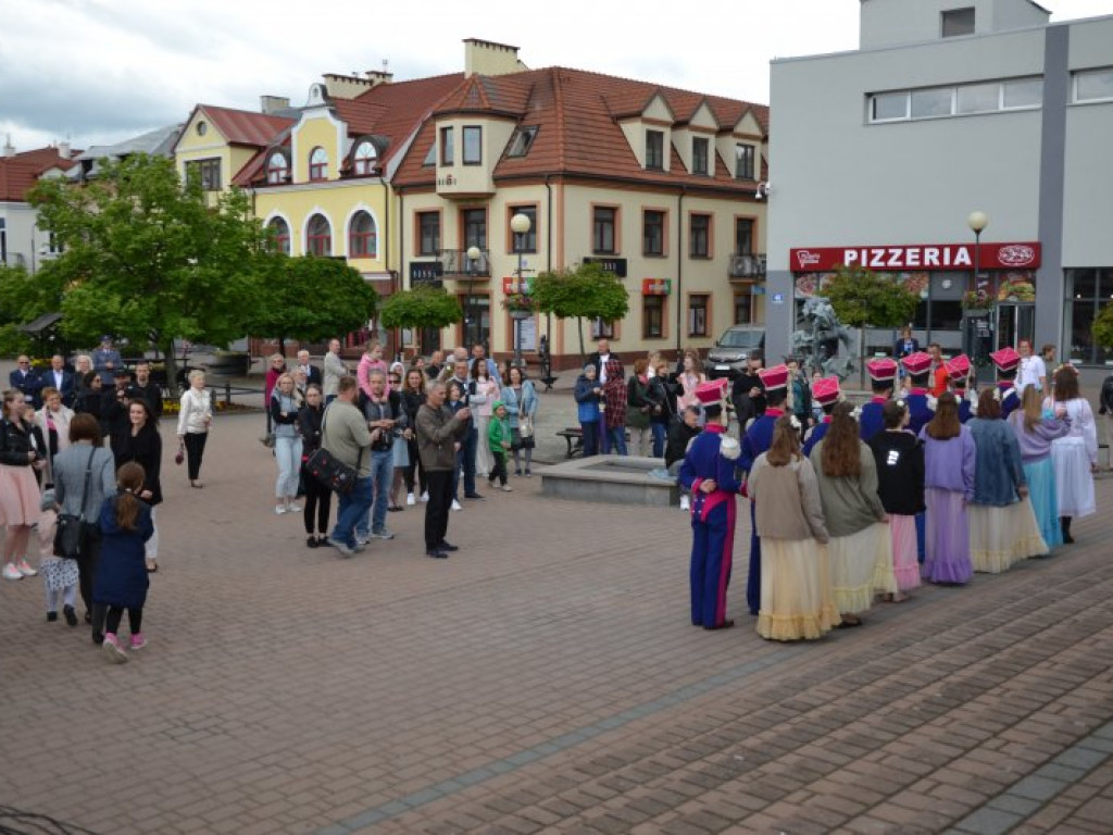 Radosny polonez na placu Bartosza Głowackiego [zdjęcia]