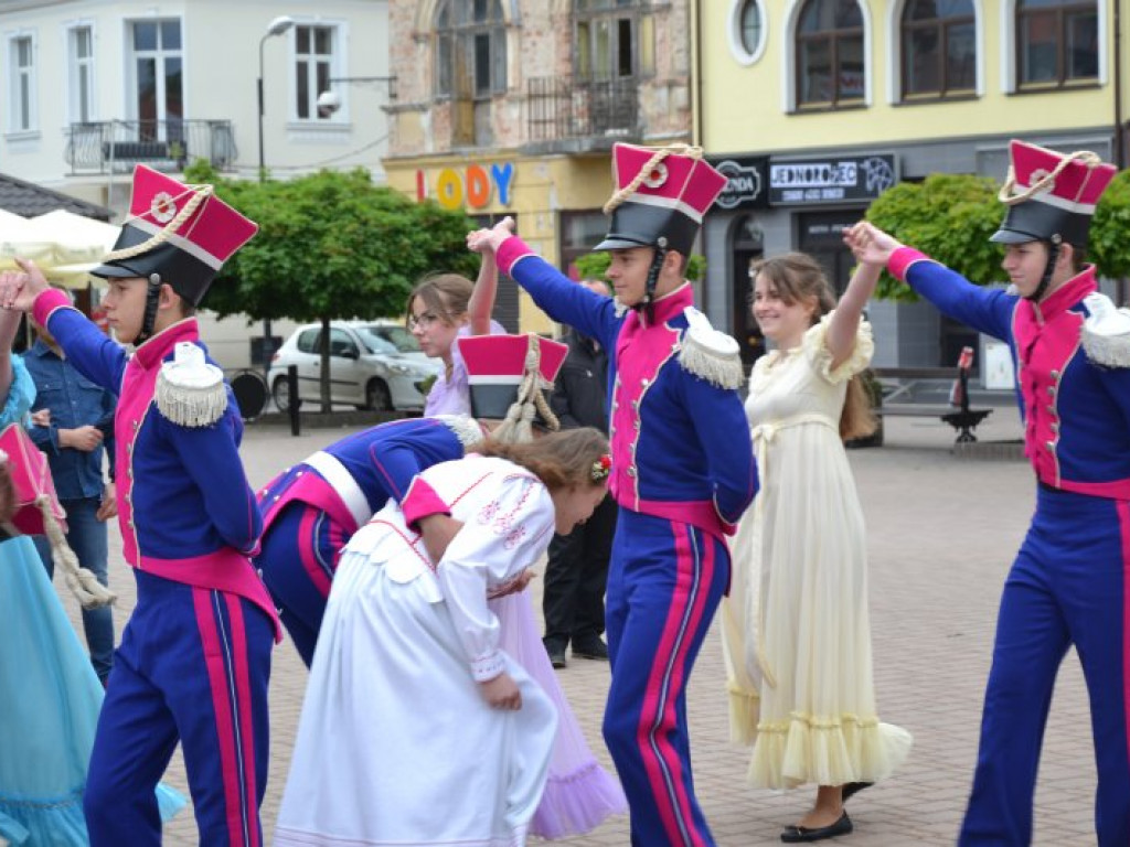 Radosny polonez na placu Bartosza Głowackiego [zdjęcia]