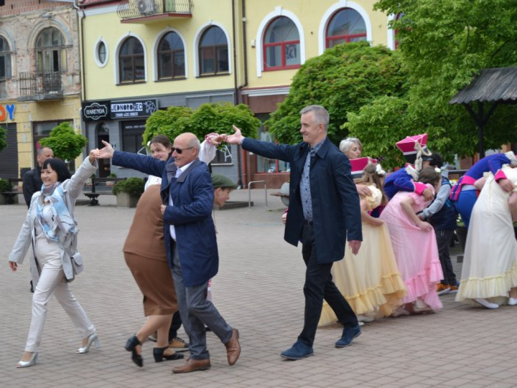 Radosny polonez na placu Bartosza Głowackiego [zdjęcia]