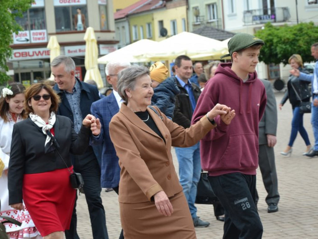 Radosny polonez na placu Bartosza Głowackiego [zdjęcia]