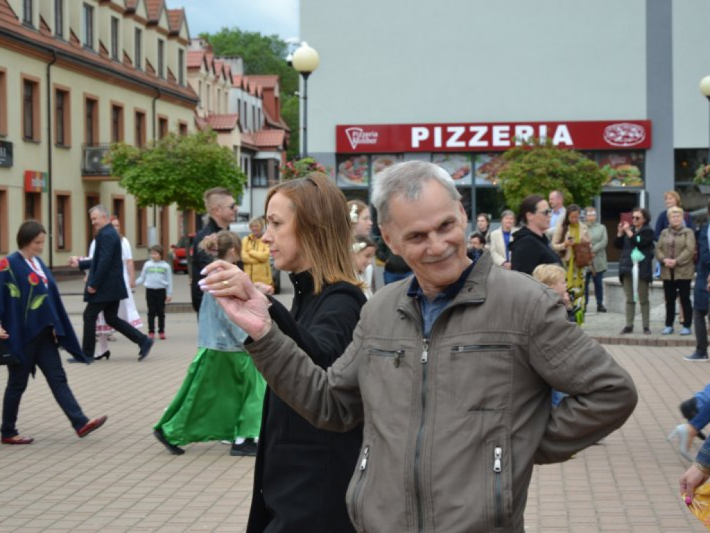 Radosny polonez na placu Bartosza Głowackiego [zdjęcia]