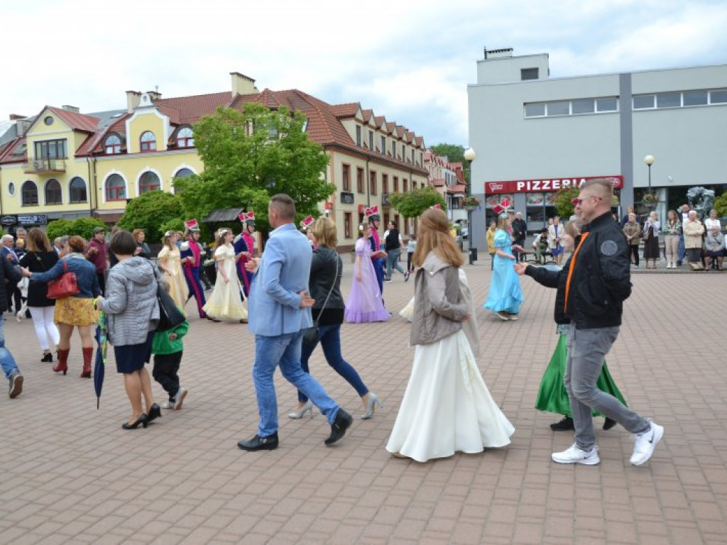 Radosny polonez na placu Bartosza Głowackiego [zdjęcia]