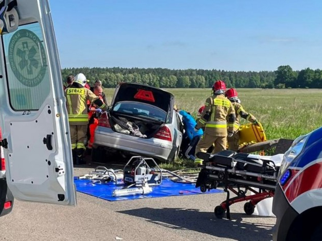 Poważny wypadek na drodze Stale - Alfredówka. Na miejsce leci helikopter LPR [zdjęcia]