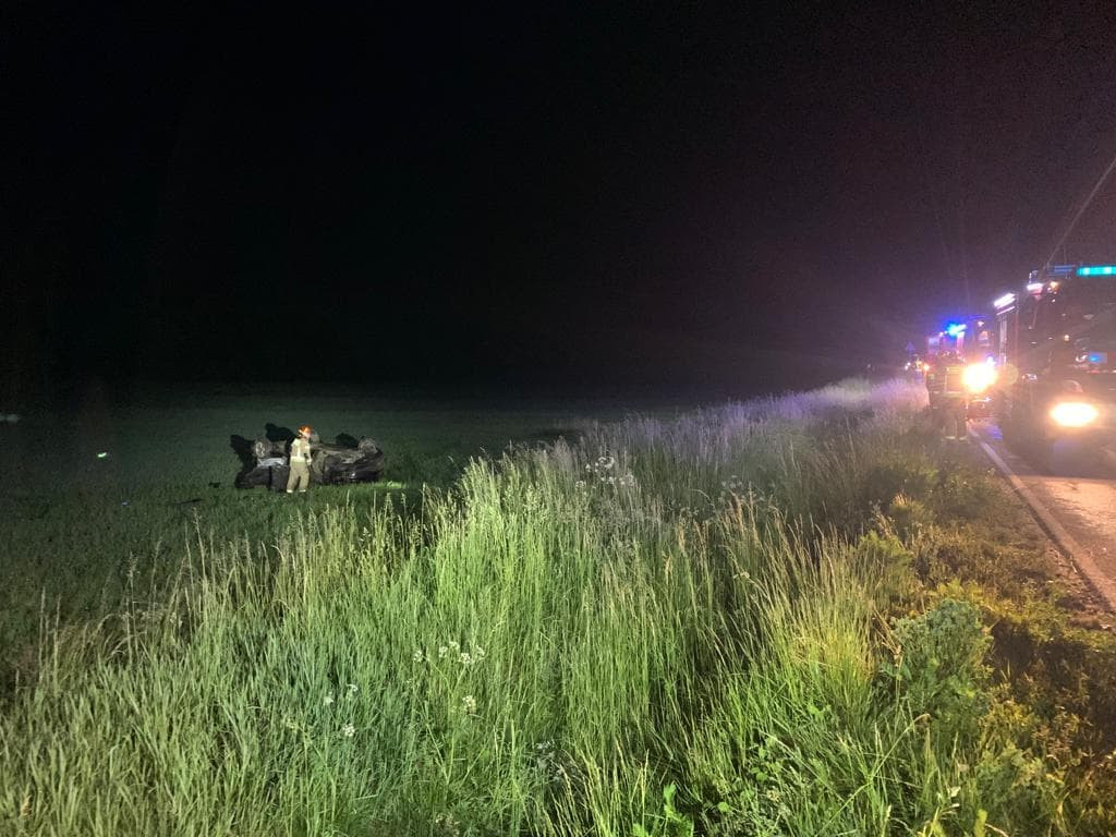 Pod Staszowem auto wypadło z drogi i dachowało. Czworo młodych ludzi w szpitalu [zdjęcia]
