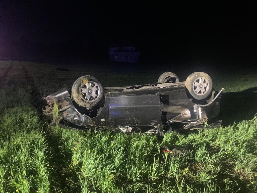 Pod Staszowem auto wypadło z drogi i dachowało. Czworo młodych ludzi w szpitalu [zdjęcia]