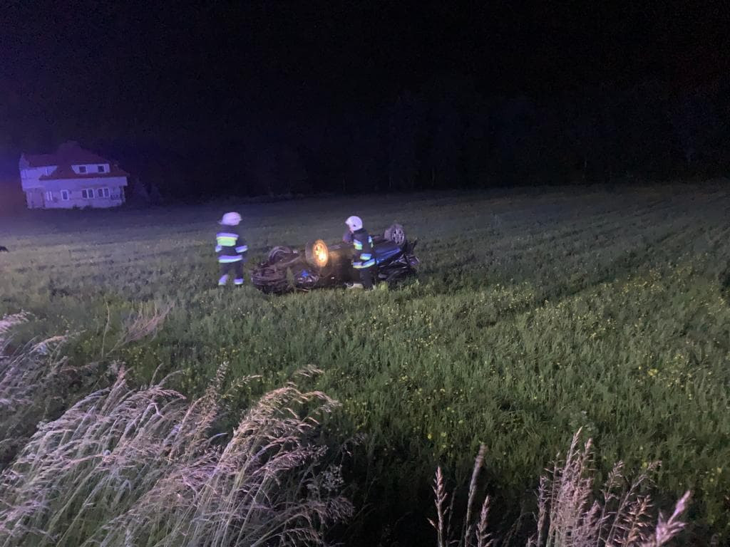 Pod Staszowem auto wypadło z drogi i dachowało. Czworo młodych ludzi w szpitalu [zdjęcia]