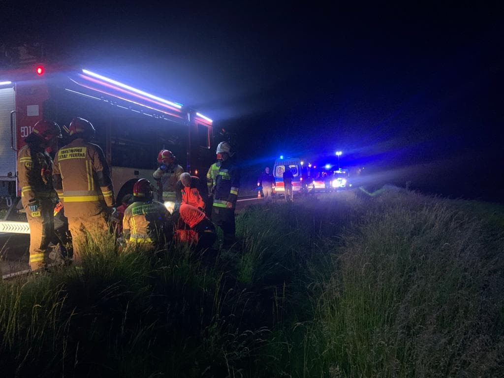 Pod Staszowem auto wypadło z drogi i dachowało. Czworo młodych ludzi w szpitalu [zdjęcia]