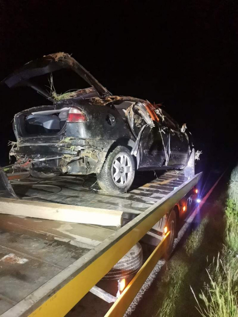 Pod Staszowem auto wypadło z drogi i dachowało. Czworo młodych ludzi w szpitalu [zdjęcia]