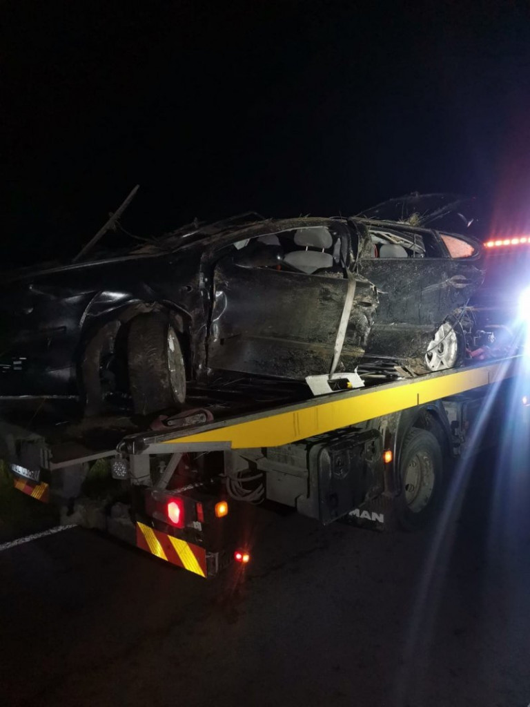 Pod Staszowem auto wypadło z drogi i dachowało. Czworo młodych ludzi w szpitalu [zdjęcia]