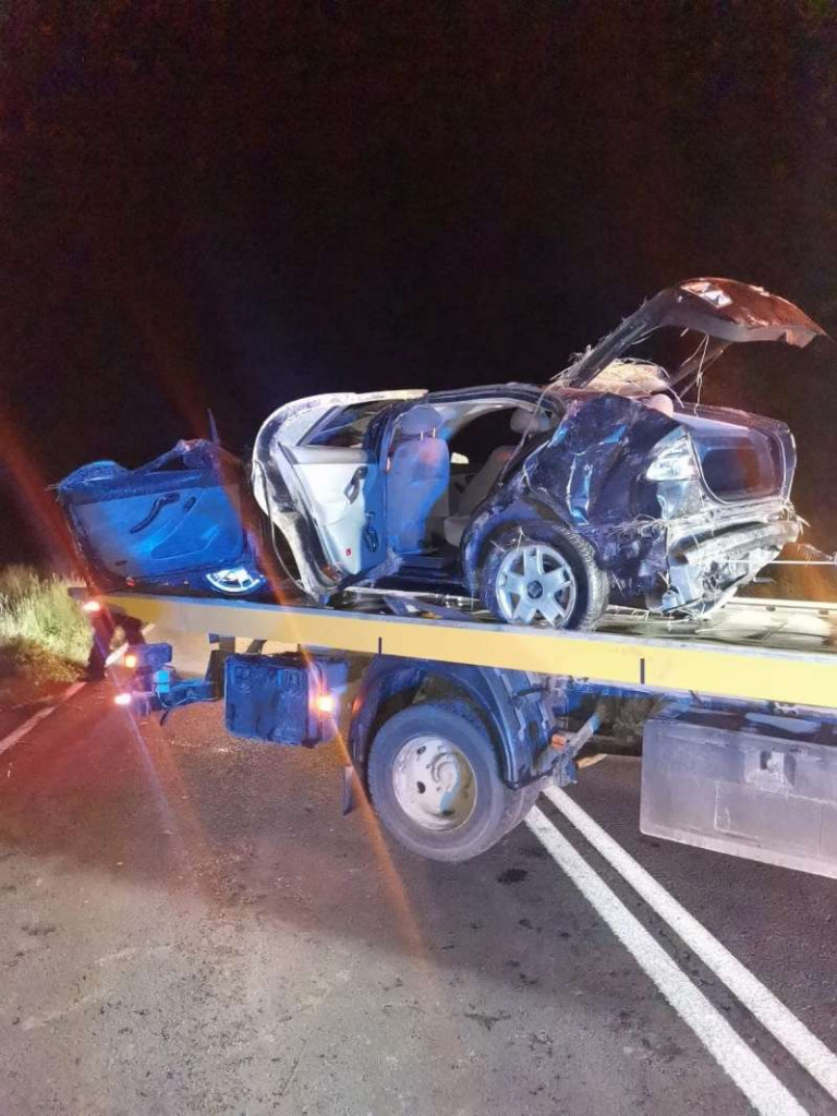 Pod Staszowem auto wypadło z drogi i dachowało. Czworo młodych ludzi w szpitalu [zdjęcia]