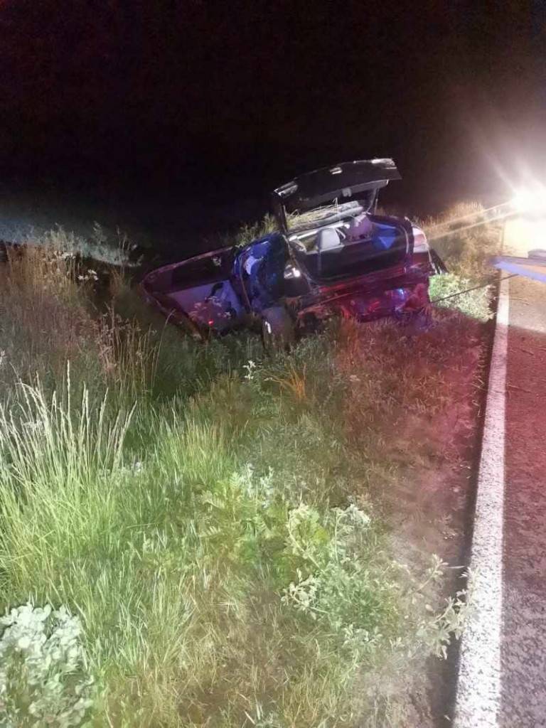 Pod Staszowem auto wypadło z drogi i dachowało. Czworo młodych ludzi w szpitalu [zdjęcia]