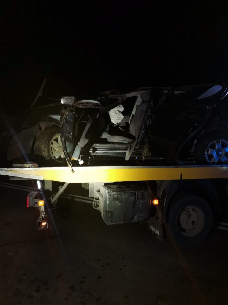 Pod Staszowem auto wypadło z drogi i dachowało. Czworo młodych ludzi w szpitalu [zdjęcia]