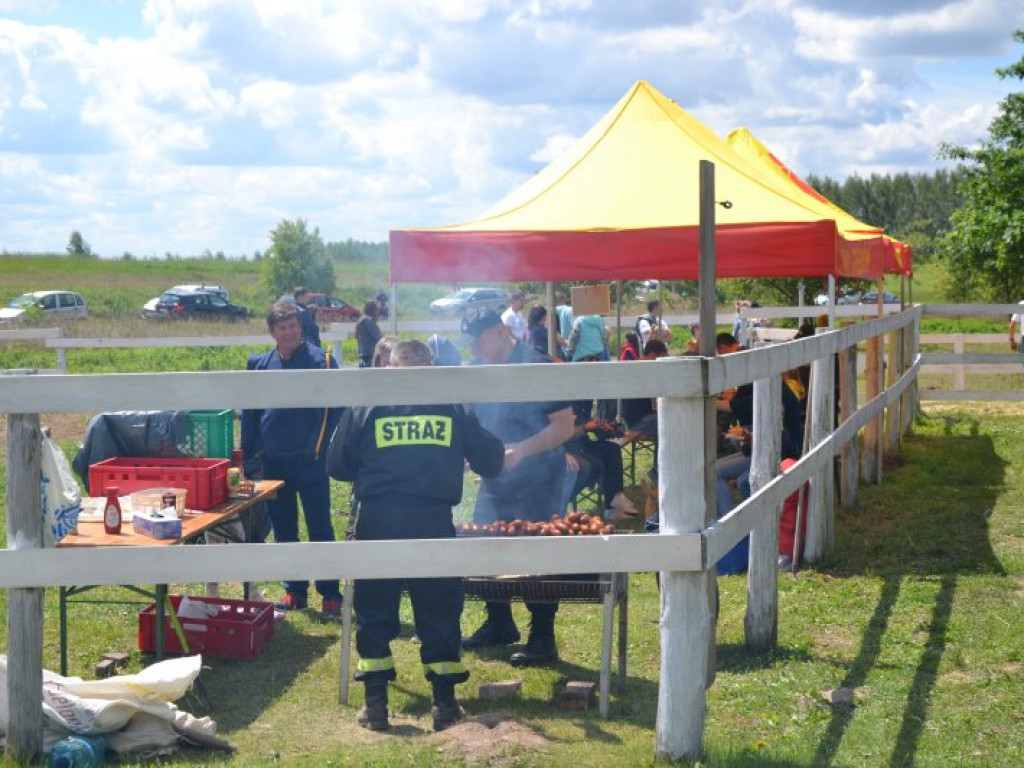 Świetna zabawa podczas konnego pikniku w Wydrzy [zdjęcia]