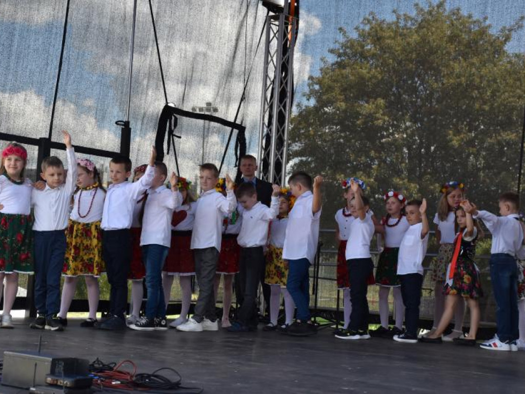 Występy dzieci na Pikniku Rodzinnym w Szkole Podstawowej nr 10 w Tarnobrzegu [zdjęcia]