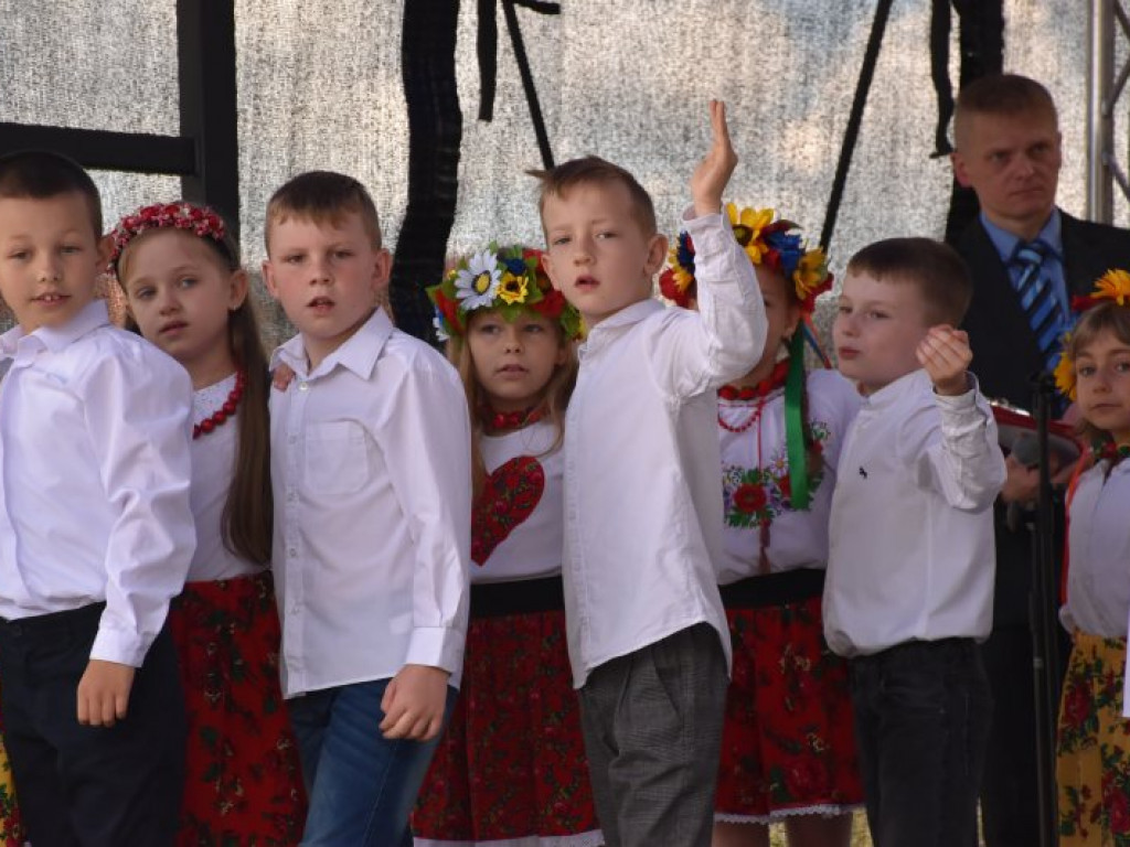 Występy dzieci na Pikniku Rodzinnym w Szkole Podstawowej nr 10 w Tarnobrzegu [zdjęcia]