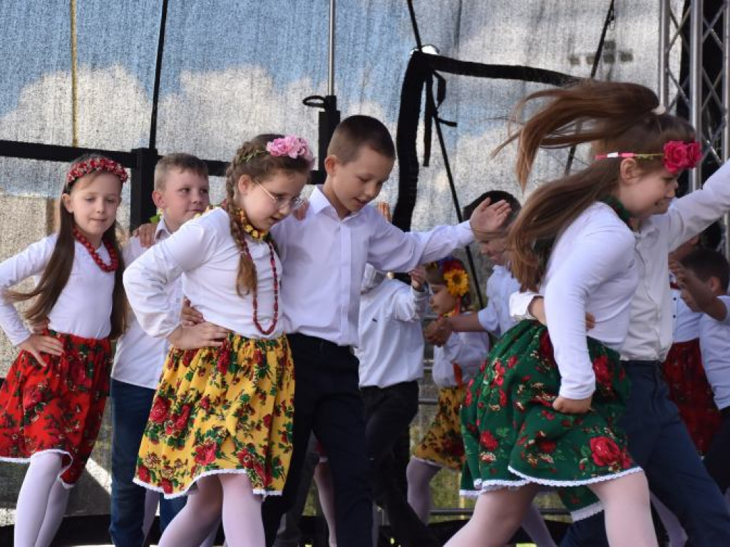 Występy dzieci na Pikniku Rodzinnym w Szkole Podstawowej nr 10 w Tarnobrzegu [zdjęcia]