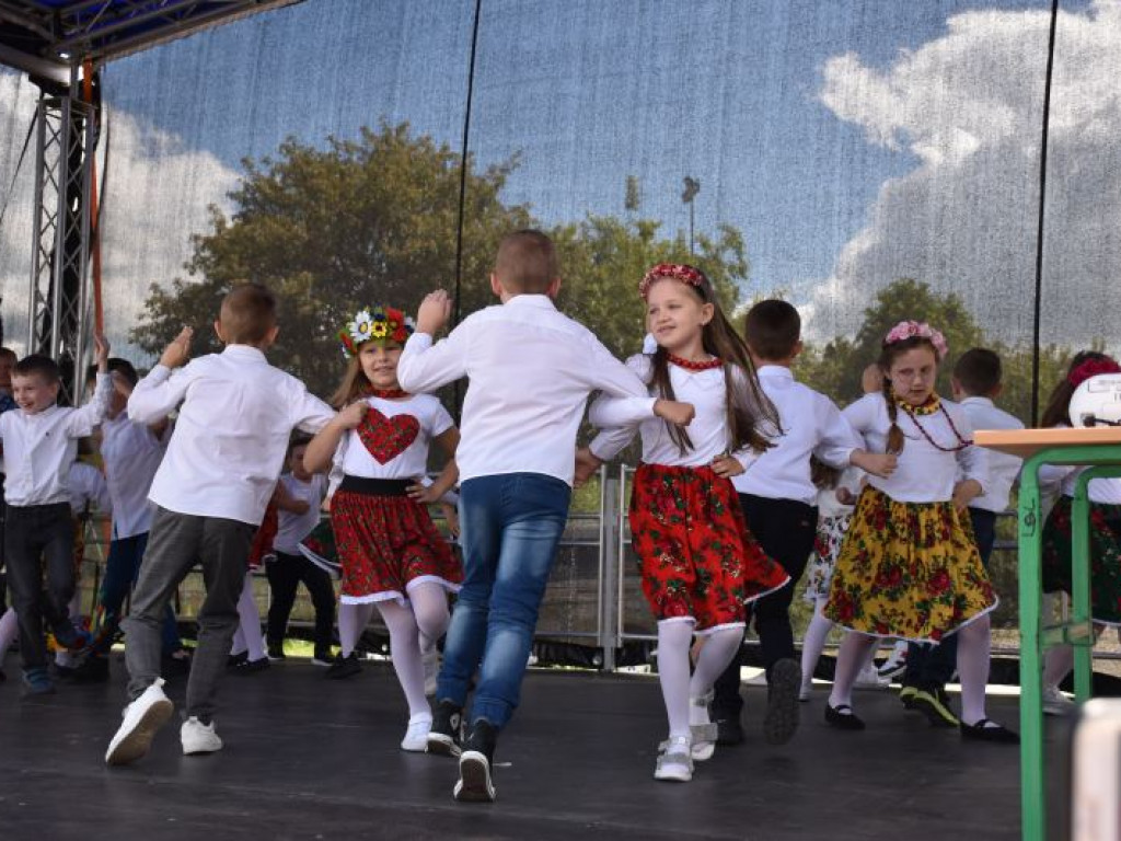 Występy dzieci na Pikniku Rodzinnym w Szkole Podstawowej nr 10 w Tarnobrzegu [zdjęcia]