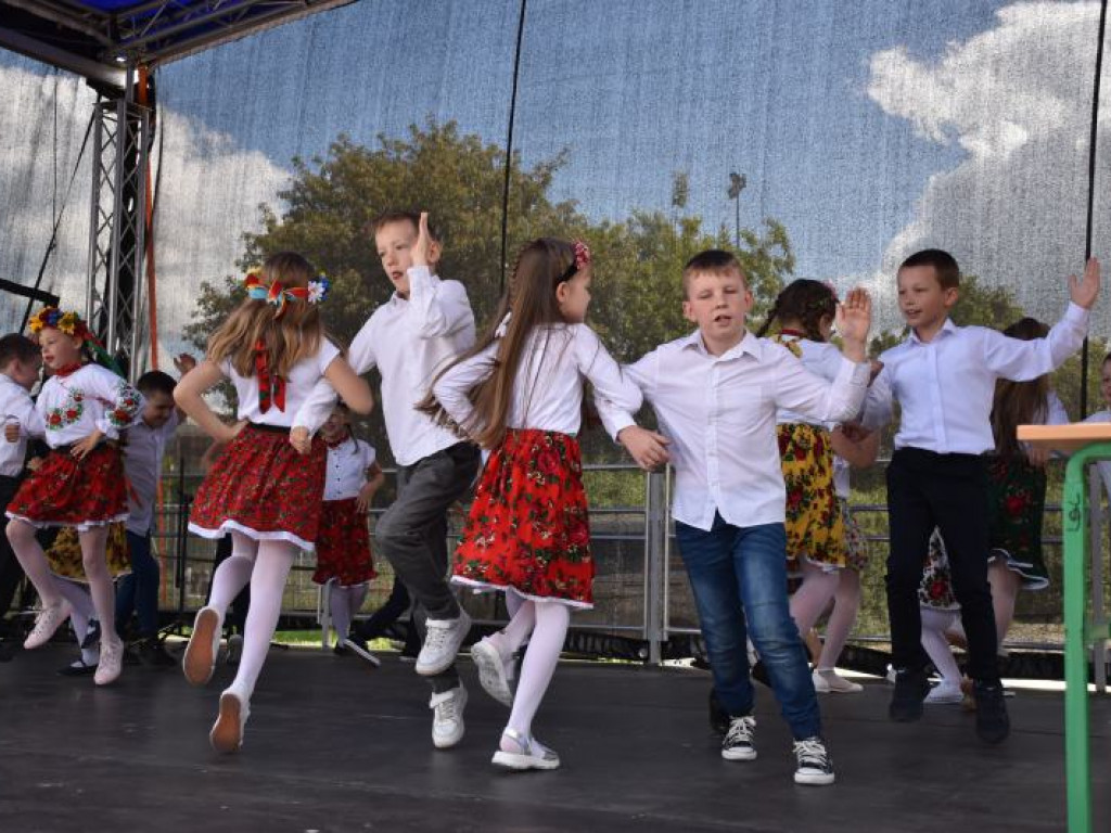 Występy dzieci na Pikniku Rodzinnym w Szkole Podstawowej nr 10 w Tarnobrzegu [zdjęcia]