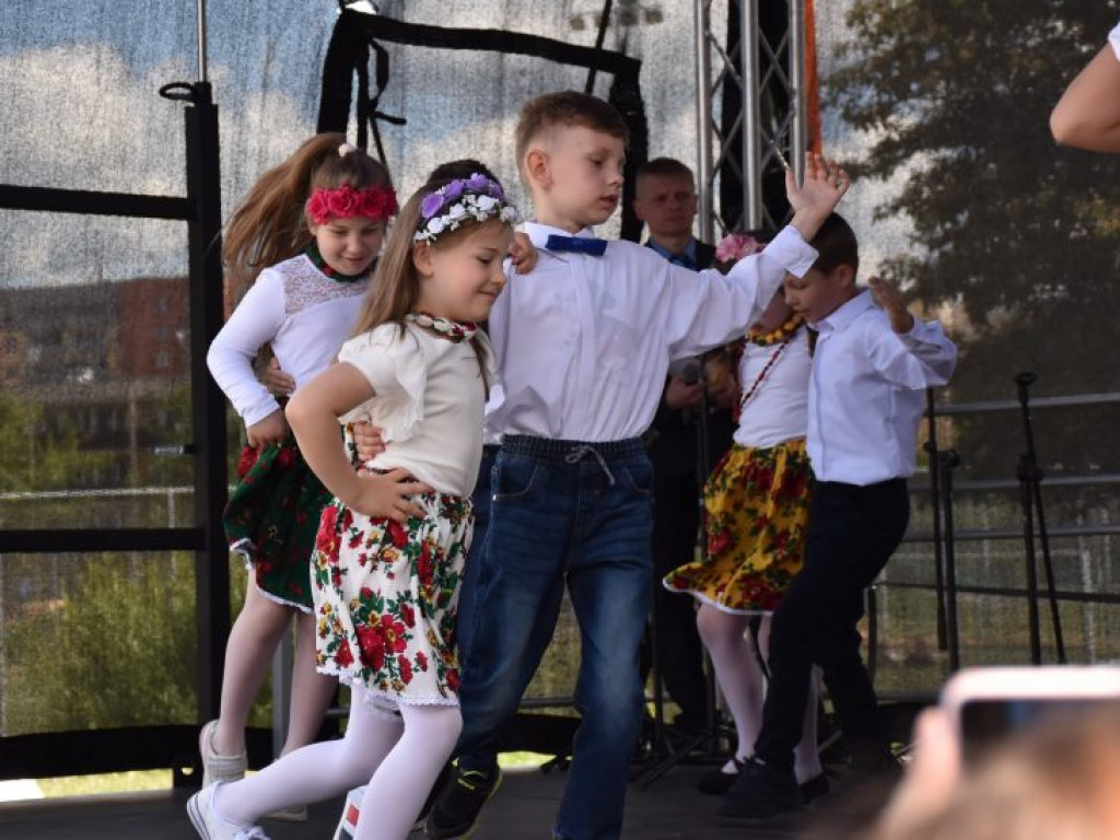 Występy dzieci na Pikniku Rodzinnym w Szkole Podstawowej nr 10 w Tarnobrzegu [zdjęcia]