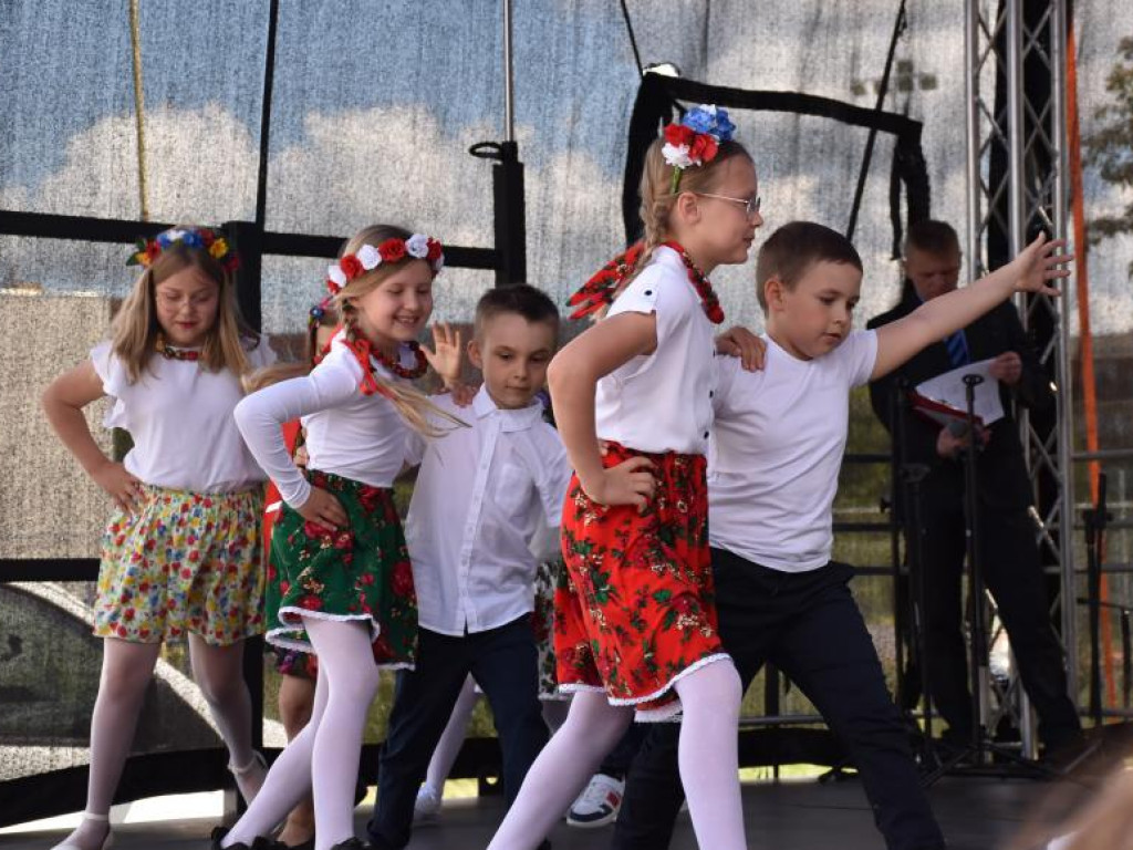 Występy dzieci na Pikniku Rodzinnym w Szkole Podstawowej nr 10 w Tarnobrzegu [zdjęcia]