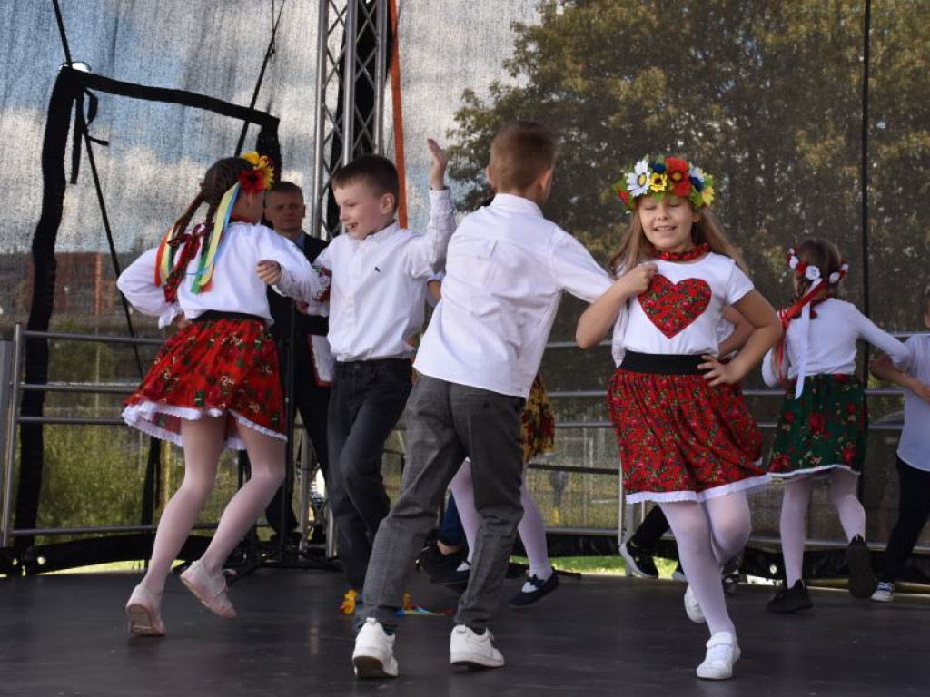 Występy dzieci na Pikniku Rodzinnym w Szkole Podstawowej nr 10 w Tarnobrzegu [zdjęcia]