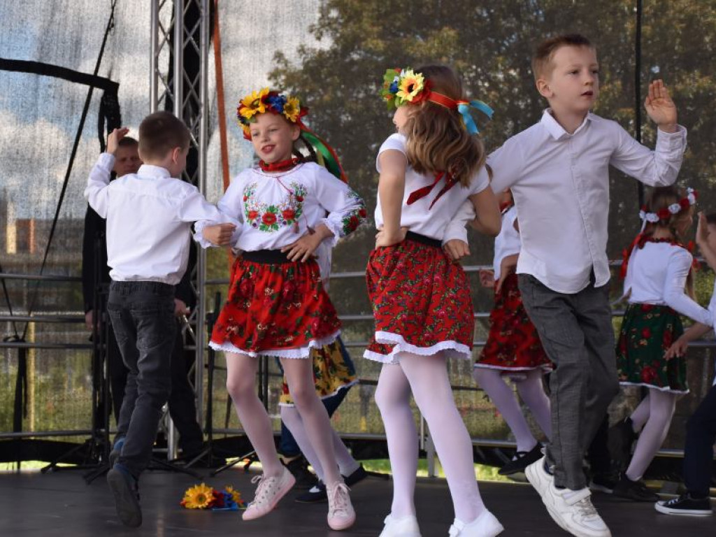 Występy dzieci na Pikniku Rodzinnym w Szkole Podstawowej nr 10 w Tarnobrzegu [zdjęcia]