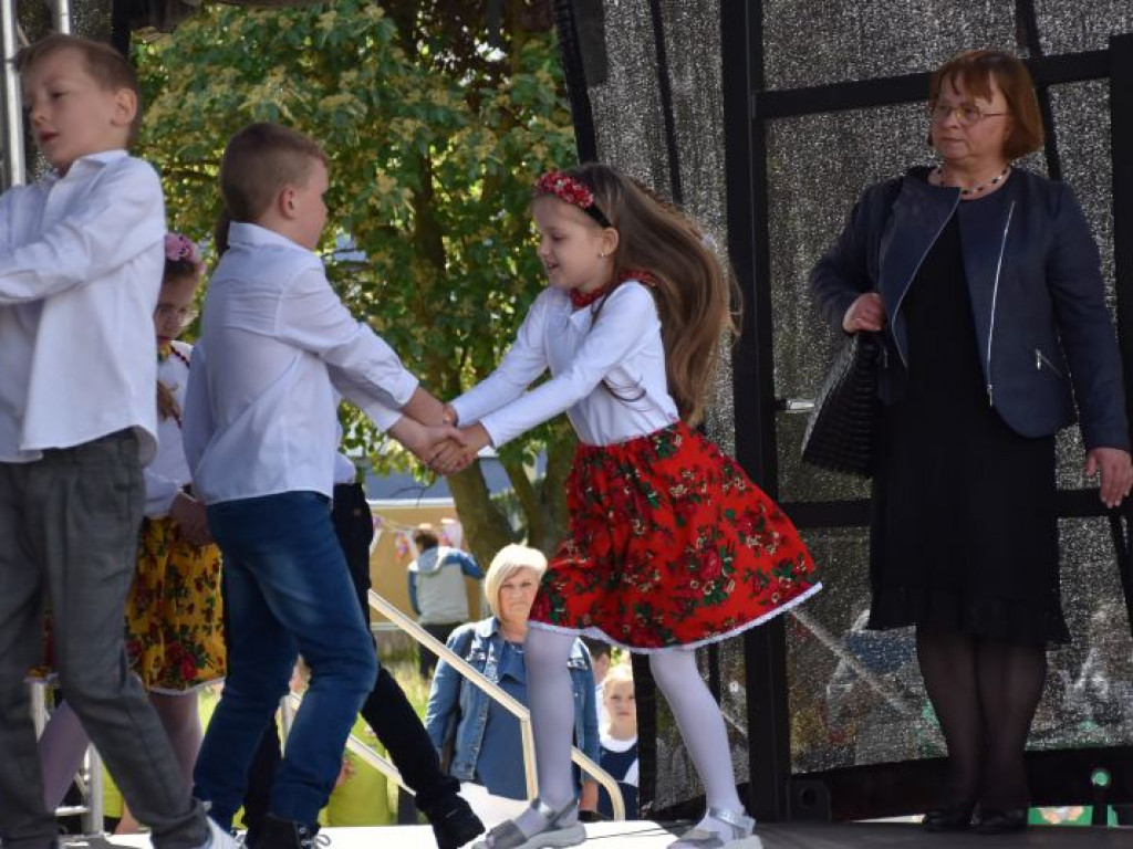 Występy dzieci na Pikniku Rodzinnym w Szkole Podstawowej nr 10 w Tarnobrzegu [zdjęcia]