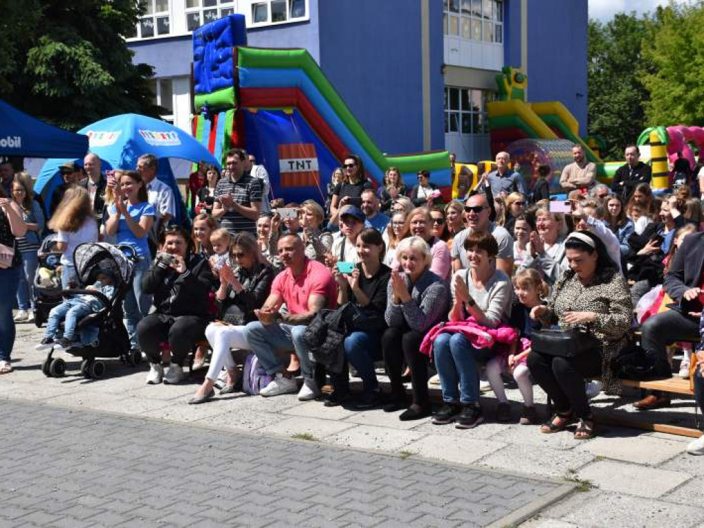Występy dzieci na Pikniku Rodzinnym w Szkole Podstawowej nr 10 w Tarnobrzegu [zdjęcia]