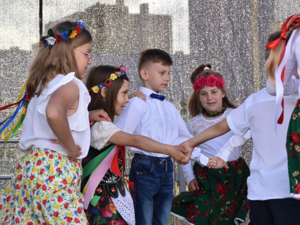 Występy dzieci na Pikniku Rodzinnym w Szkole Podstawowej nr 10 w Tarnobrzegu [zdjęcia]