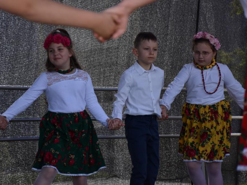 Występy dzieci na Pikniku Rodzinnym w Szkole Podstawowej nr 10 w Tarnobrzegu [zdjęcia]