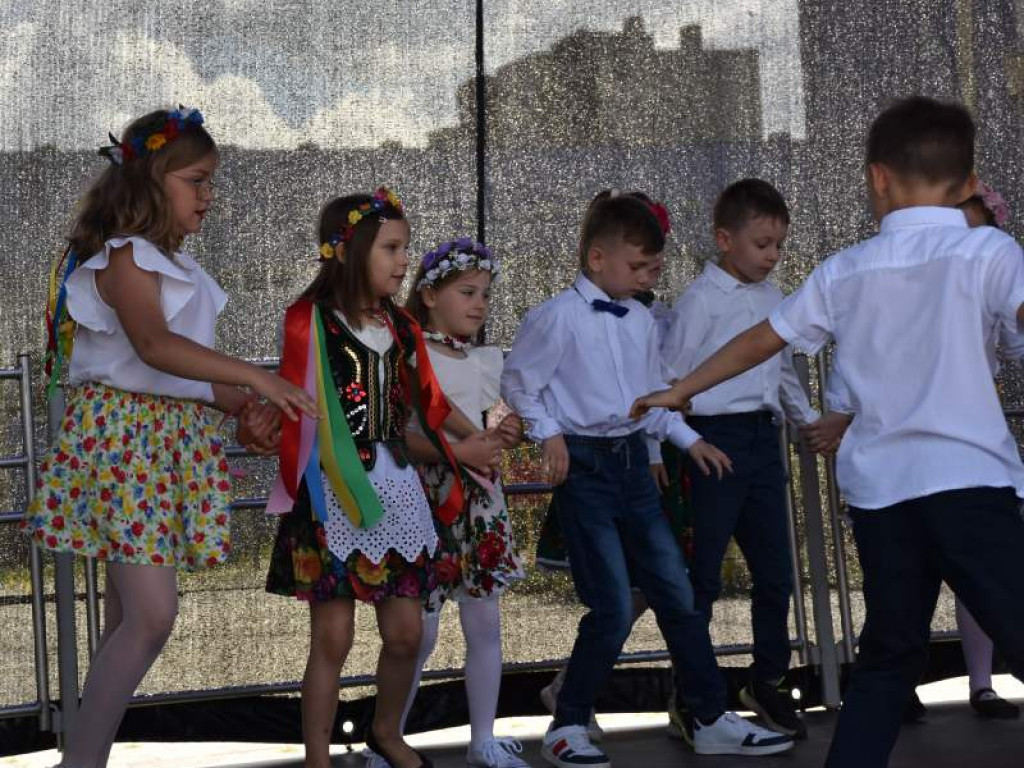 Występy dzieci na Pikniku Rodzinnym w Szkole Podstawowej nr 10 w Tarnobrzegu [zdjęcia]