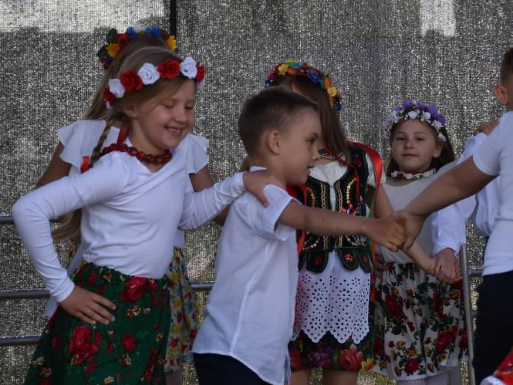 Występy dzieci na Pikniku Rodzinnym w Szkole Podstawowej nr 10 w Tarnobrzegu [zdjęcia]