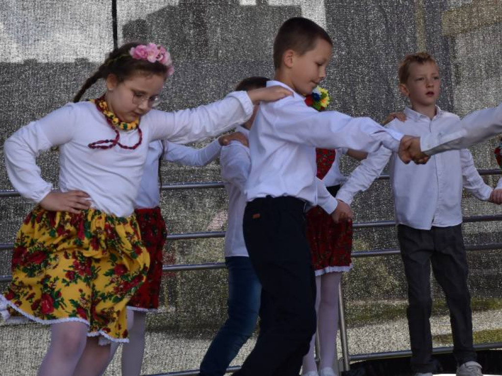 Występy dzieci na Pikniku Rodzinnym w Szkole Podstawowej nr 10 w Tarnobrzegu [zdjęcia]