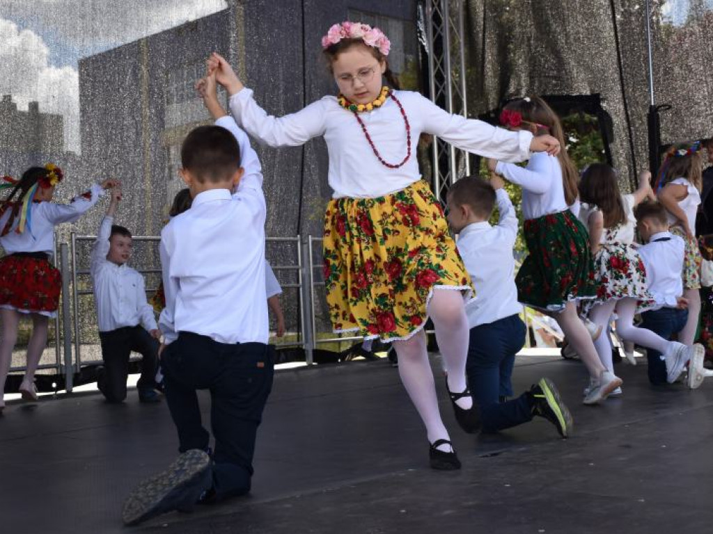 Występy dzieci na Pikniku Rodzinnym w Szkole Podstawowej nr 10 w Tarnobrzegu [zdjęcia]