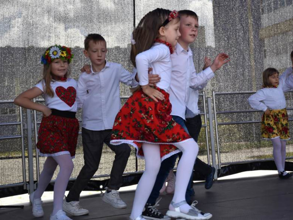 Występy dzieci na Pikniku Rodzinnym w Szkole Podstawowej nr 10 w Tarnobrzegu [zdjęcia]