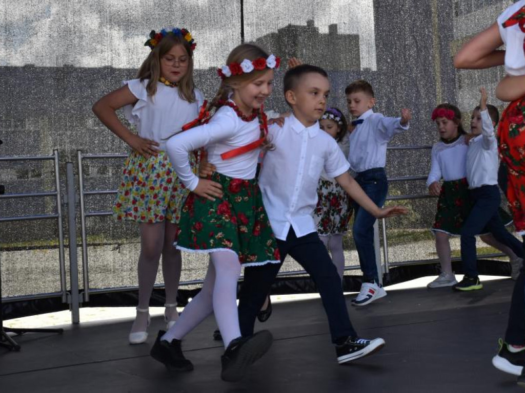 Występy dzieci na Pikniku Rodzinnym w Szkole Podstawowej nr 10 w Tarnobrzegu [zdjęcia]