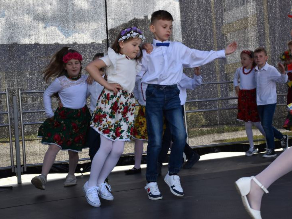 Występy dzieci na Pikniku Rodzinnym w Szkole Podstawowej nr 10 w Tarnobrzegu [zdjęcia]