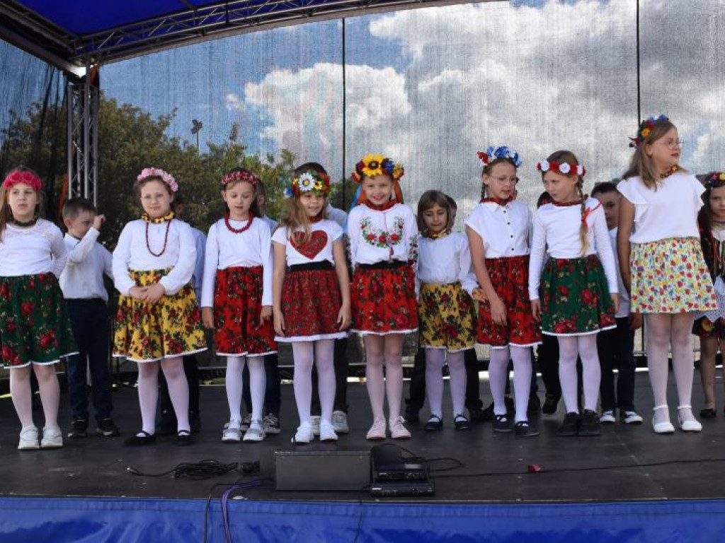 Występy dzieci na Pikniku Rodzinnym w Szkole Podstawowej nr 10 w Tarnobrzegu [zdjęcia]
