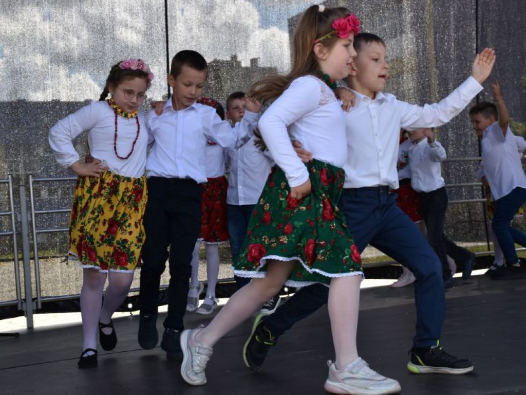 Występy dzieci na Pikniku Rodzinnym w Szkole Podstawowej nr 10 w Tarnobrzegu [zdjęcia]