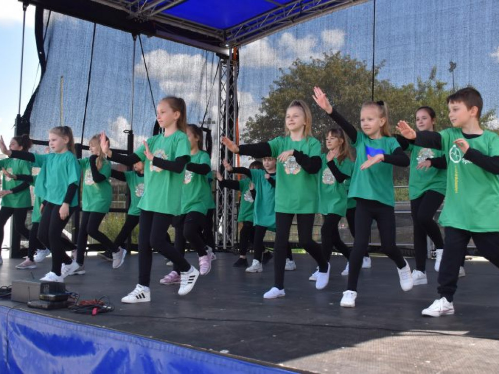 Występy dzieci na Pikniku Rodzinnym w Szkole Podstawowej nr 10 w Tarnobrzegu [zdjęcia]