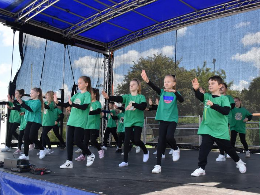 Występy dzieci na Pikniku Rodzinnym w Szkole Podstawowej nr 10 w Tarnobrzegu [zdjęcia]