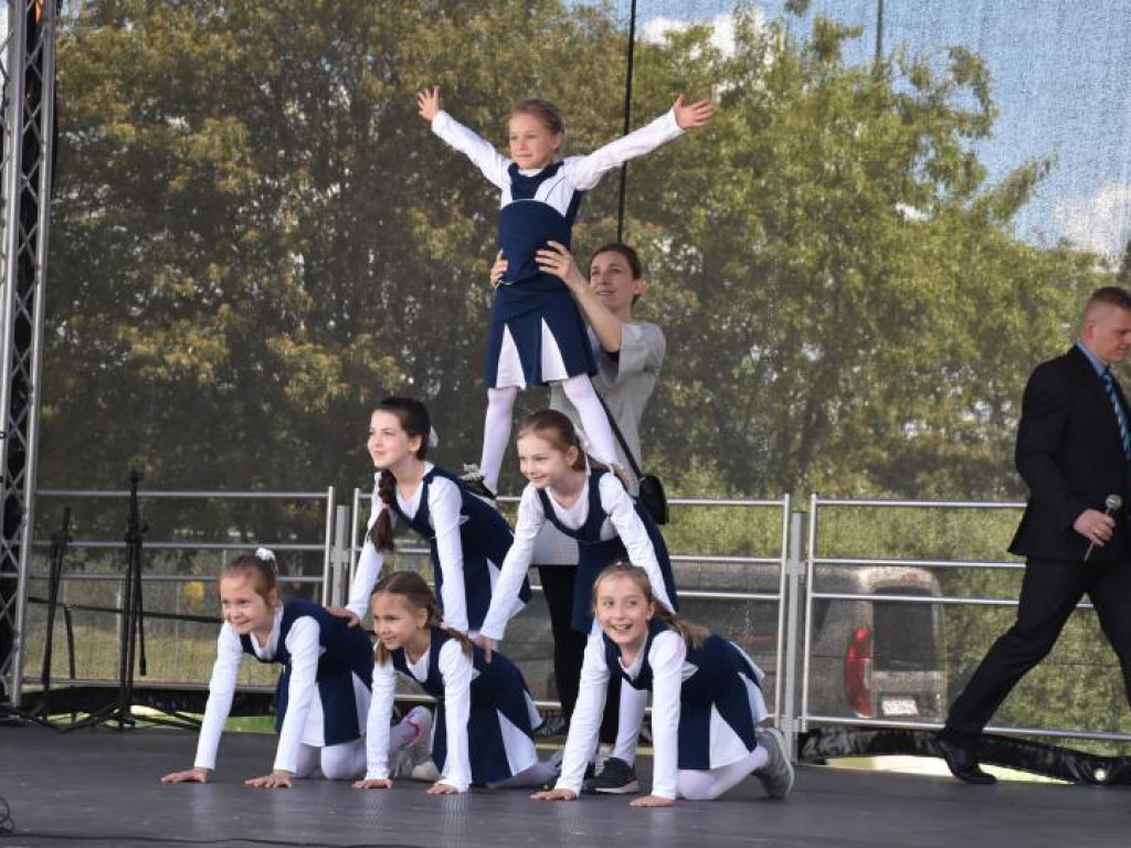 Występy dzieci na Pikniku Rodzinnym w Szkole Podstawowej nr 10 w Tarnobrzegu [zdjęcia]