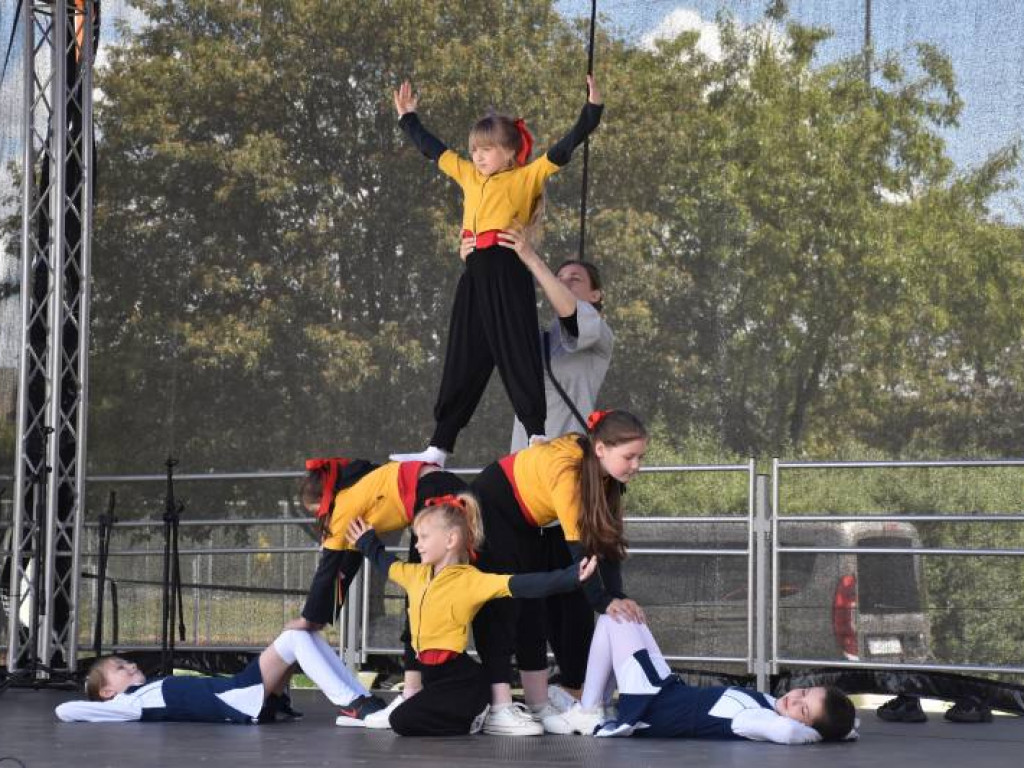 Występy dzieci na Pikniku Rodzinnym w Szkole Podstawowej nr 10 w Tarnobrzegu [zdjęcia]